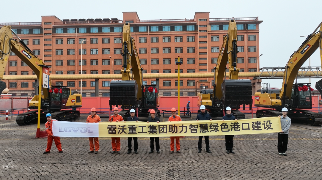 雷沃FR350F解鎖交機(jī)新姿勢(shì)，助力智慧綠色港口建設(shè)！
